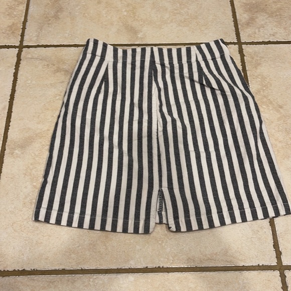 Brandy Melville Skirt - Picture 2 of 3